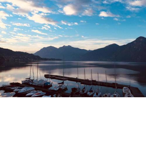 Mamma Ciccia Holiday Home - Lake front apartment, beach and swimming pool