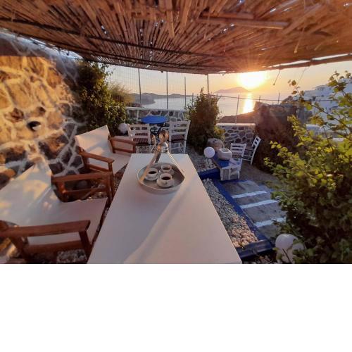 Mamos Sunset House Plaka