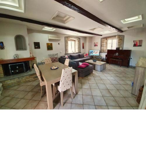 Manolis House