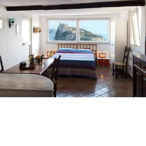 Mansarda con terrazza davanti castello aragonese