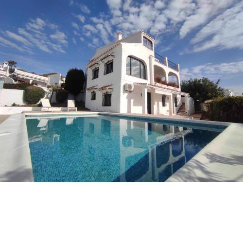 Maravillosa villa vistas al mar y piscina privada en Capistrano Village urbanización, Nerja