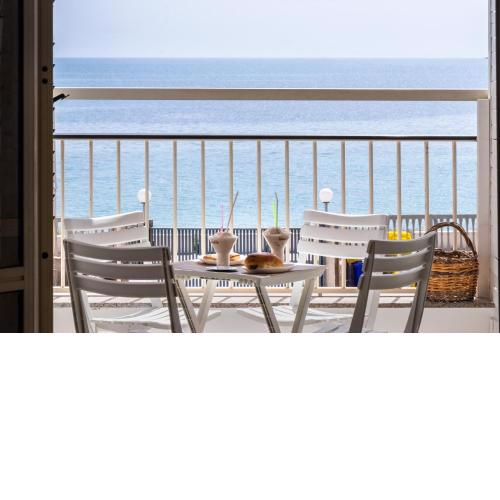 Maravola home on the beach, parking & wifi