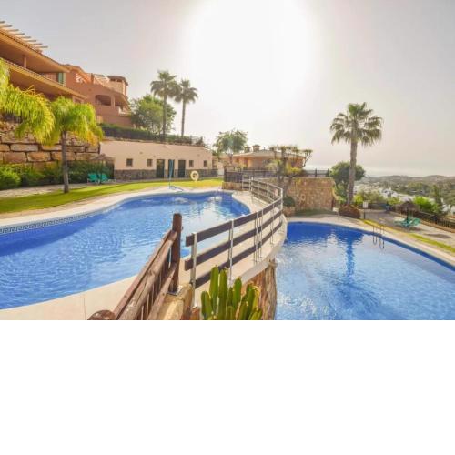 Marbella Sun Apartment - lush garden and sea view