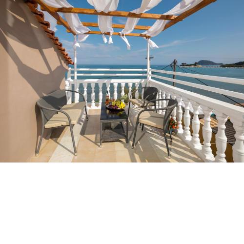 MARE BLU STUDIOS & SUITES