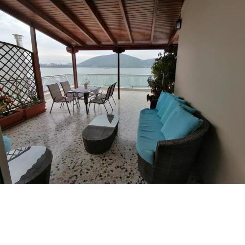 Mare e Montagna amazing view apartment in Chalkis