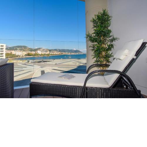 Mareluna Crescent - Luxury Seafront Experience