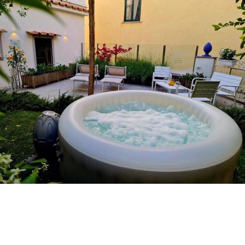 MARILISE - La maison bleue private hot tube, garden & terrace
