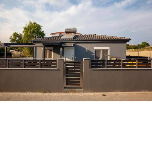 Marinas Home Ολόκληρο νεόδμητο σπιτάκι με αυλη.