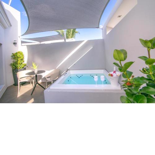 Marquise Suites - Adults Only