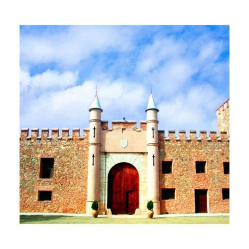 Masía de San Juan, casa rural renovada en Castillo con piscina, Aire Acondicionado y terraza privada