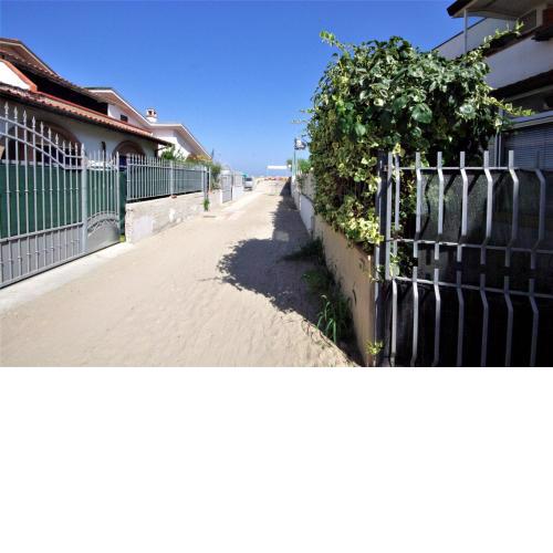 MAVE VILLA SULLA SPIAGGIA con doppi giardini