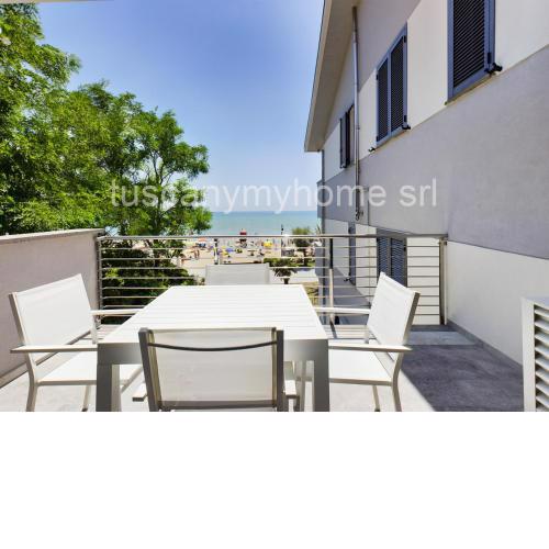 MAYFLOWER terrazza vista mare e posto auto a 50 metri dal mare