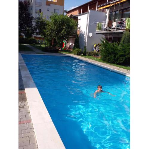 medencés önálló 4 fős 2 légterű, felszerelt földszinti apartman, terasszal, wi-fivel, 30 méterre a strandtól