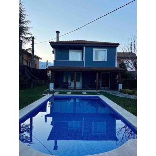 Mek Villa