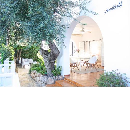 Meritxell seafront villa