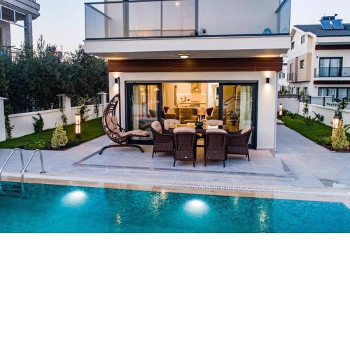 merkezde 8 kişilik özel havuzlu villa