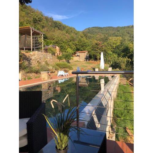Metato con piscina e giardino