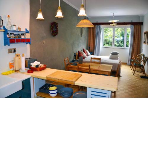 Mia's cozy flat in Ermou, 3 min from "Monastiraki"