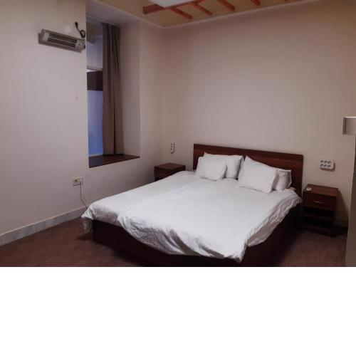 Middle door apartman