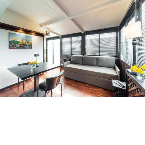 Mikka Studios: Luxury Apartment