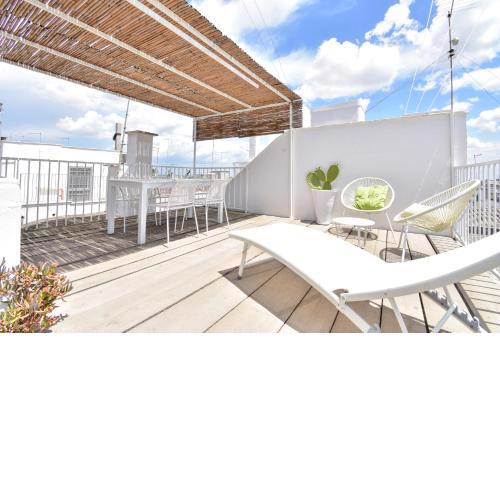 Mina's roof apartment terrace: whit sea view