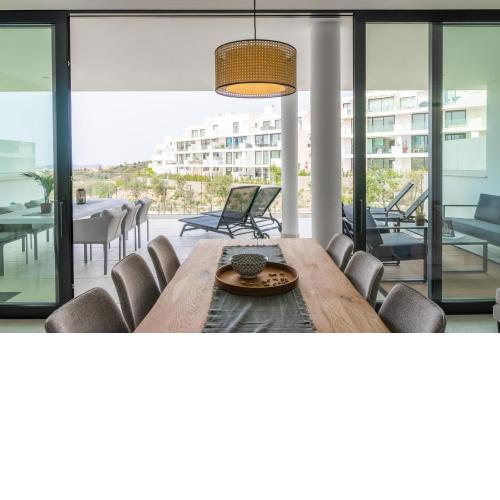 Modern 2 bedroom luxury apartment in Higueron West