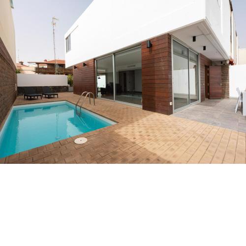 Modern 2BR House - Private Pool - Parking