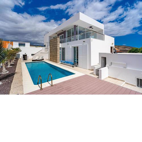 MODERN 3BDR VILLA WITH HEATED POOL