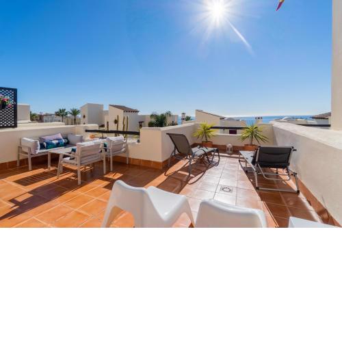 Modern 3BR townhouse in walking distance to sea next to Casares by Rafleys, Wifi