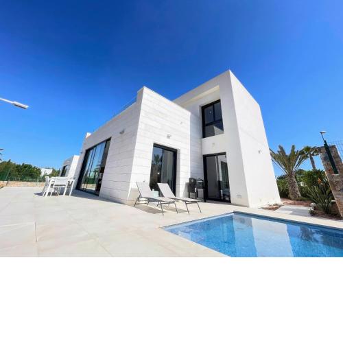 Modern 4 Bed Villa with Pool LC4
