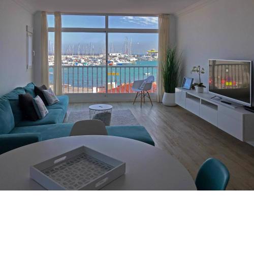Modern And Bright Apartment With Sea Views