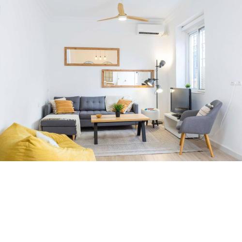 Modern and independient home with beautiful yard in the center of Málaga by SharingCo.