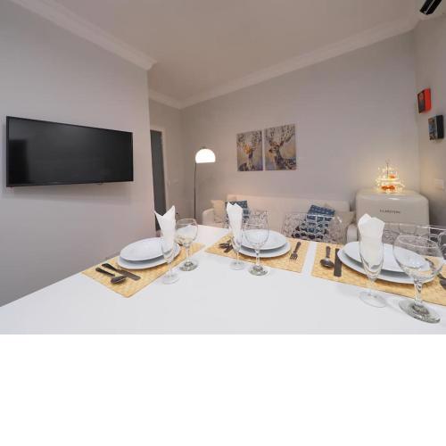Modern and romantic apt in the center of Madrid by SharingCo.