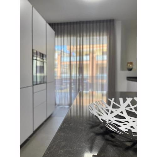 Modern and spacious appartement with beach view.