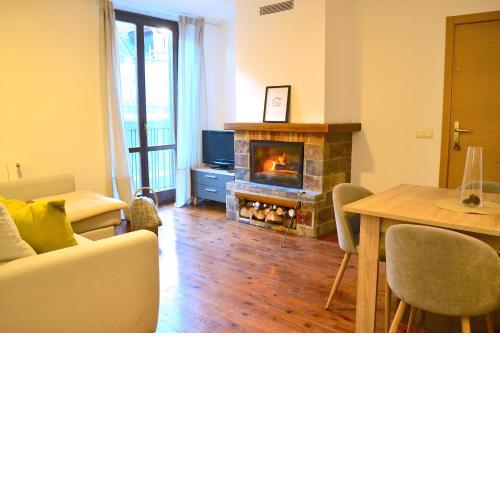 Modern apartament amb llar de foc