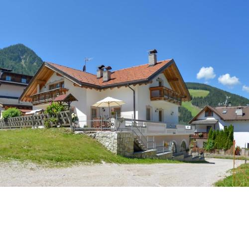 Modern apartment in San Vigilio di Marebbe with balcony