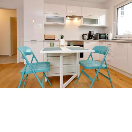 Modern Balcony Apartment with free Parking