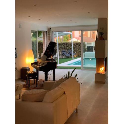 Modern beachside townhouse w/ private pool