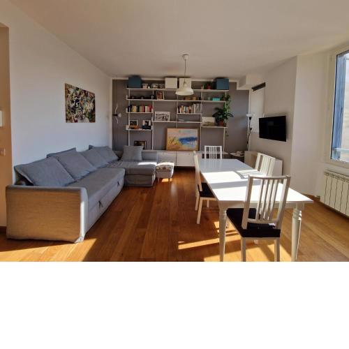 Modern Bright and Central Apartment