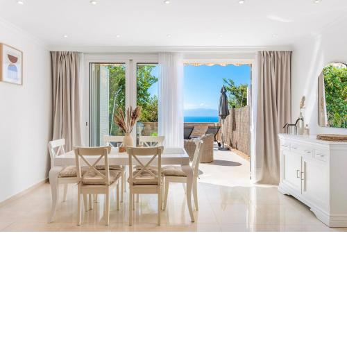 Modern bright and welcoming ocean view apartment