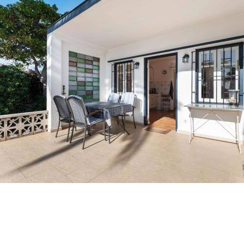 Modern bungalow in a quiet residential area of Vinar s 120m from the beach