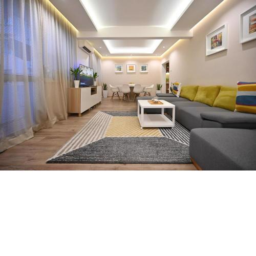 Modern Central 2BD Apartment with Parking