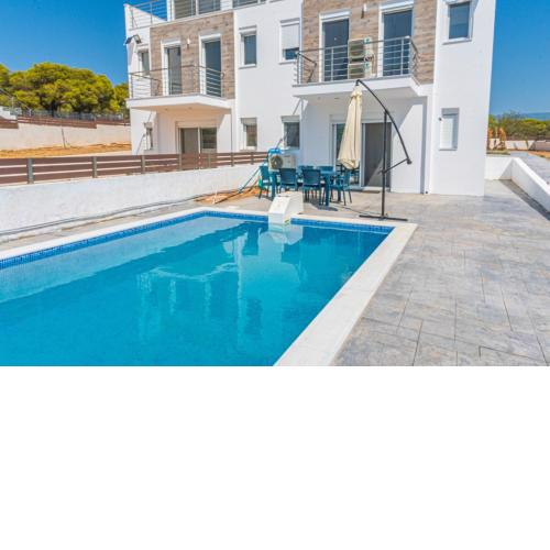 Modern, Cheerful & Dream Catching Villa in Corinth