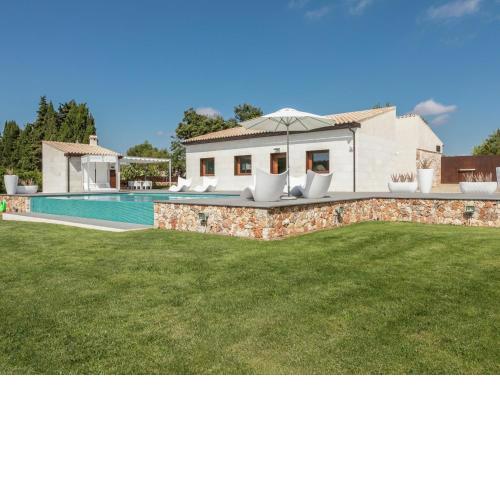 Modern country house with pool and air conditioning