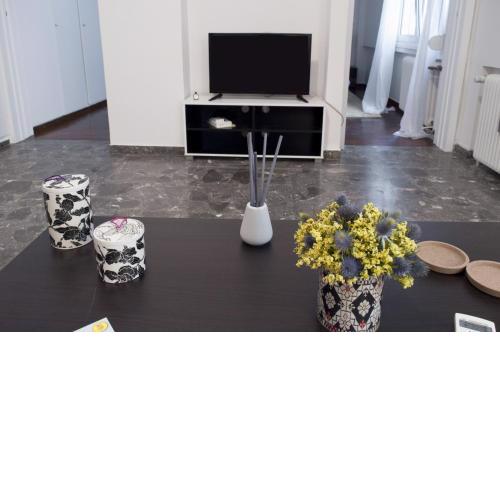 Modern flat, VIBRANT and EXCELLENT spot!!