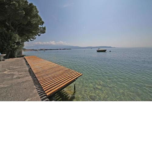 Modern Flat with lake view & private beach!