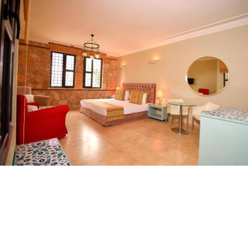 Modern Flat with Swimming Pool near Hadrian's Gate
