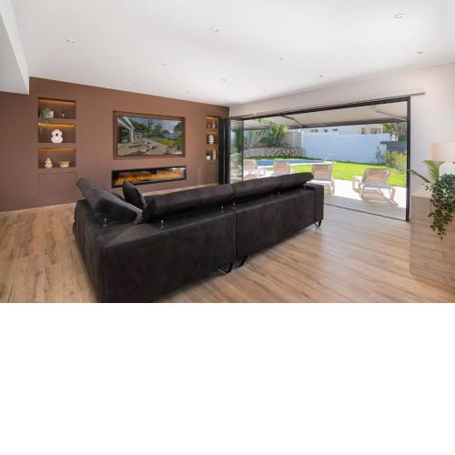 Modern Fully Renovated Villa, Just a 5 Minute Drive From The Beach