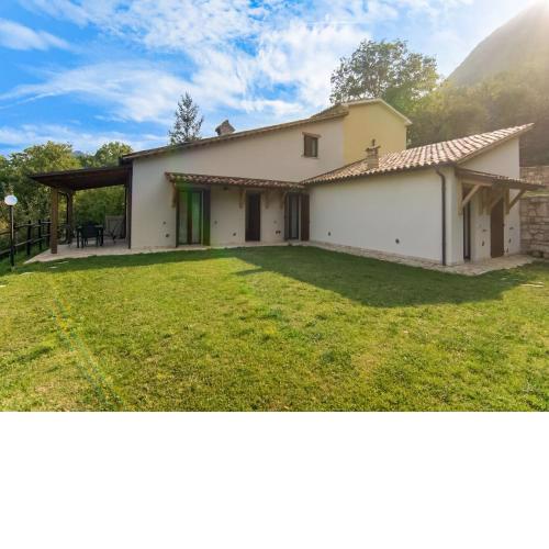 Modern Holiday Home in Acquanera with Private Swimming Pool