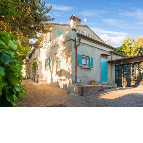Modern holiday home in Candelara with garden